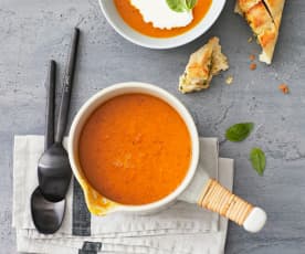 Kürbis-Tomaten-Suppe mit Ginsahne