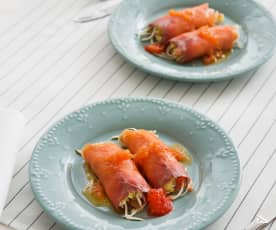 Rollitos de salmón ahumado con vinagreta templada de tomate