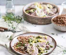 Polędwiczki wieprzowe w sosie z pora i tymianku z kaszą gryczaną