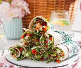 Rollsy z tortilli z serkiem chrzanowym, warzywami i łososiem