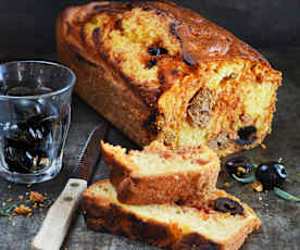 Cake au thon, polenta et olives noires