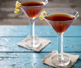 Cóctel de martini con rooibos especiado
