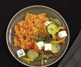 Tomaten-Paprika-Reis mit Sommergemüse und Feta