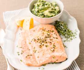 Lombo de salmão em papelote com puré de batata com espinafres