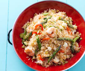 Salada de arroz com camarão e legumes