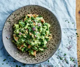 Salada iraniana com molho de abacate