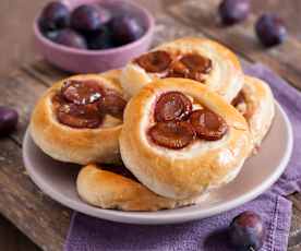 Drożdżówki z budyniem i śliwkami