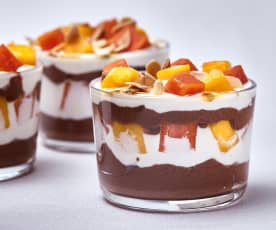 Trifle de chocolate com mascarpone e frutos tropicais
