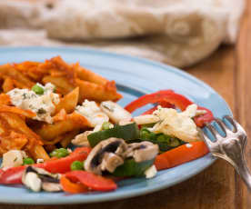 Tomaten-Nudeln mit Gemüse und Feta