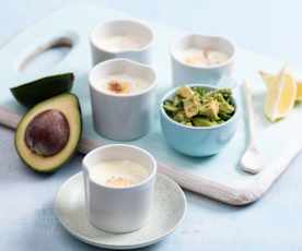 Mini frittaty z salsą z awokado i wędzonego łososia