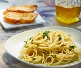 Espagueti con aceite de oliva, ajo y perejil