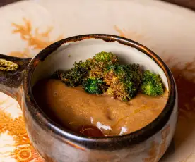 Curry frito de brócoli con espuma de ajo negro