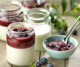 Yoghurt with apple and blueberry compote