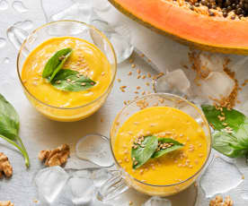 Sopa fría rápida de yogur griego y papaya con amaranto y semillas de lino