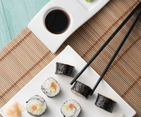 Maki sushi de aguacate y salmón (Japón)