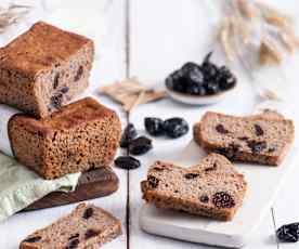 Żytni chleb pełnoziarnisty na zakwasie z suszonymi śliwkami