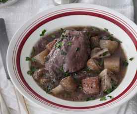 Hähnchen-Eintopf mit Rotwein und Pilzen