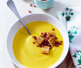 Gartengemüse-Suppe mit Croûtons und Speck