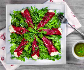 Coni di bresaola e caprino con salsa di rucola