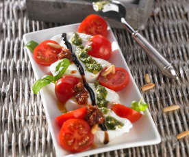 Büffelmozzarella mit Cherry-Tomaten und zwei Pesti