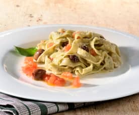 Basilikum-Tagliatelle mit Oliven-Tomaten-Sauce 