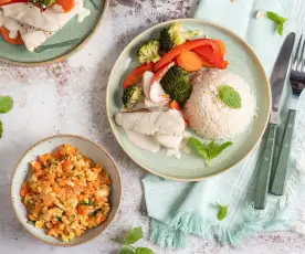 Ryba w orzeszkowym sosie curry z ryżem i warzywami; Surówka z cukinii, marchewki i mięty