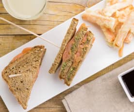 Club Sandwich salmone, avocado con carotine e salsa teriyaki