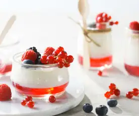 Yogur con gelatina de fresa y frutos rojos