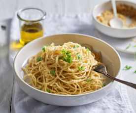Espaguetis con pan, anchoas y aceite de cayena
