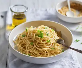 Espaguetis con pan, anchoas y aceite de cayena