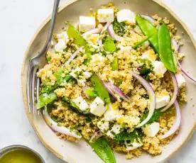Salade de quinoa aux pois gourmands, feta et menthe