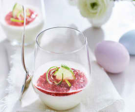Limetten-Joghurt-Mousse auf Erdbeercoulis