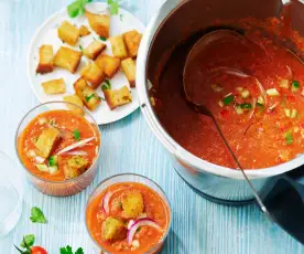 Gaspacho de tomate aux croûtons persillés