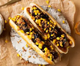 Hot dog con salchicha de carne y cebolla caramelizada