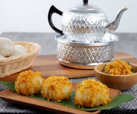 Pulut Pagi (Glutinous Rice Balls with Savoury Coconut Topping)