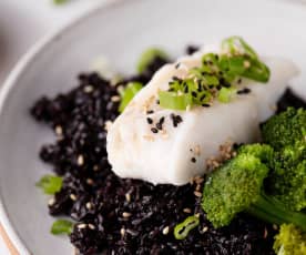 Sake de pescado al vapor con arroz negro y brócoli
