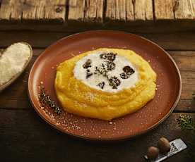 Polenta morbida con fonduta di Parmigiano Reggiano e tartufo nero