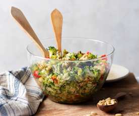 Salade de brocoli, poivron rouge et pignons