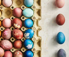 Natürlich gefärbte Eier (Rotkabis, Heidelbeeren und Randen)