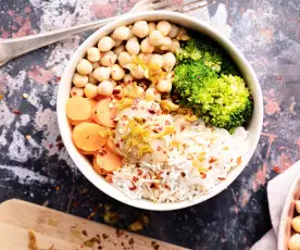 Bol vegano de garbanzos, arroz y verduras con salsa de cacahuete