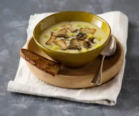 Erdäpfel-Pilz-Suppe mit Knoblauchbrot