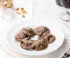 Ravioli al cacao con ripieno di ricotta e noci