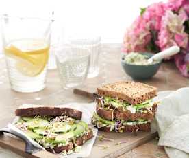 Sándwich de pepino y aguacate con crema de queso