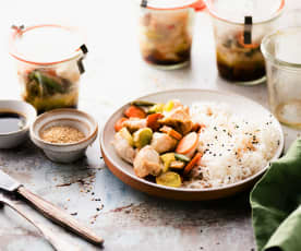 Pavo y verduras en frascos con arroz
