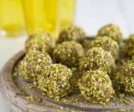 Date and pistachio truffles (bethith)