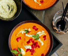 Vegane Paprika-Tomaten-Suppe mit Cashewcreme