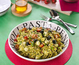 Ensalada italiana de pasta con pesto