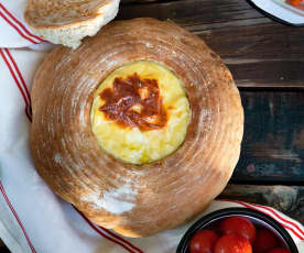 Pan de campo relleno con salsa de queso