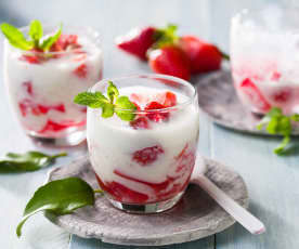 Fresas y gelatina con bebida láctea