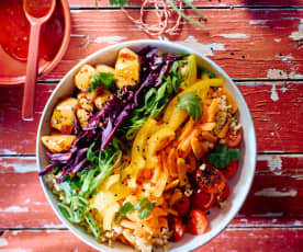 Regenbogen-Bowl mit Sweet-Chili-Hähnchen